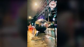 Moment de panique à Londres- des boules de Noël géantes sont emportées par le vent