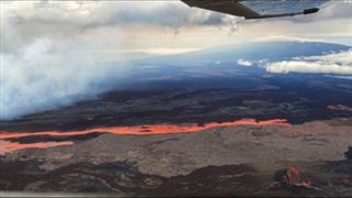Le plus grand volcan actif du monde entre en éruption à Hawaï