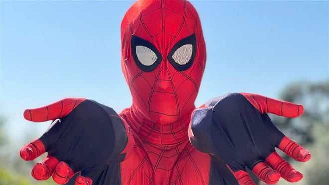 Devinez qui est derrière ce costume- l'étonnante personnalité qui a revêtu ce déguisement de Spiderman