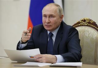 Poutine reconnaît un conflit long en Ukraine, relativise le recours à l'arme nucléaire