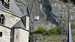 Un homme est accroché au rocher de la citadelle à Dinant