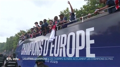 Les joueurs du PSG accueillis en héros sur les Champs-Élysées